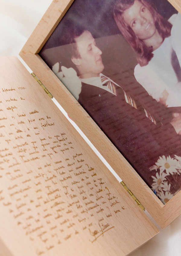 Marco de fotos personalizado con texto escrito a mano tipo carta para regalar a los padres el d&iacute;a de la boda